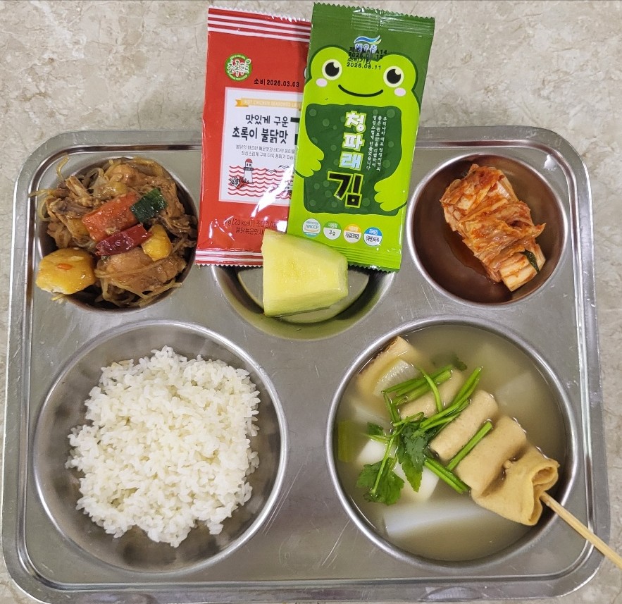 흰밥*
물떡어묵국(1.5.6.13)
안동찜닭-중(5.6.13.15)
*배추김치*(9)
조각메론
데리야끼맛김+ 불닭맛김(선택)
에너지/단백질/칼슘/철
946.4/55.5/304.6/5.0