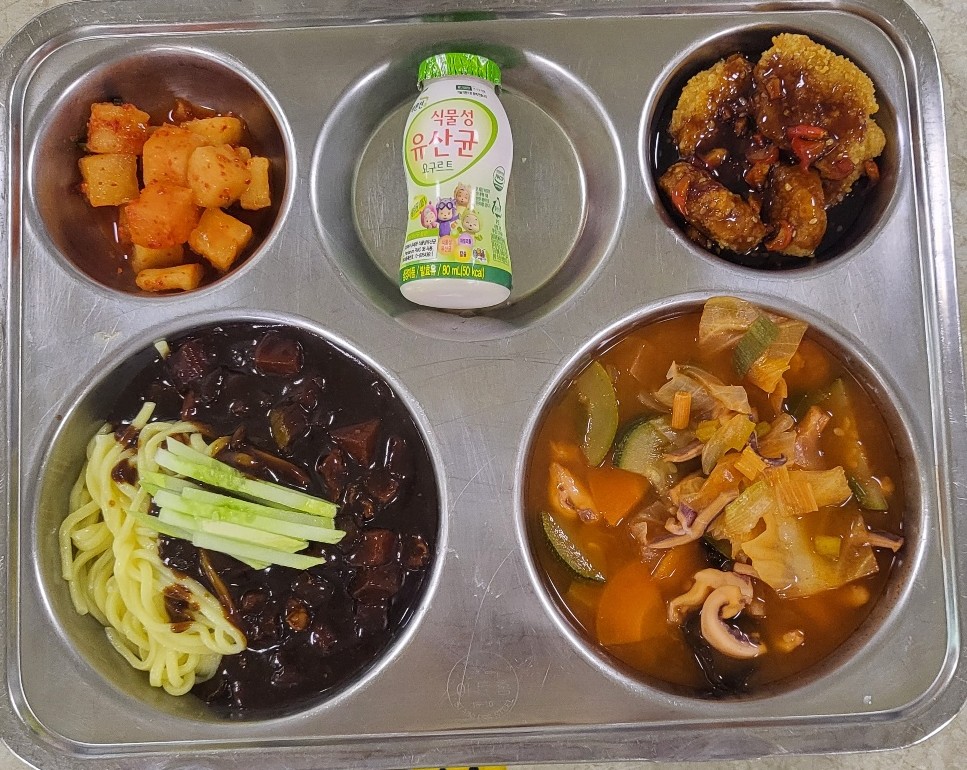 자장면(2.5.6.10.13)
짬뽕국**(5.6.9.17.18)
맛초킹탕수육
(1.5.6.10.12.13)
*깍두기*(9)
요구르트(2)
에너지/단백질/칼슘/철
1,157.2/40.9/167.4/14.3