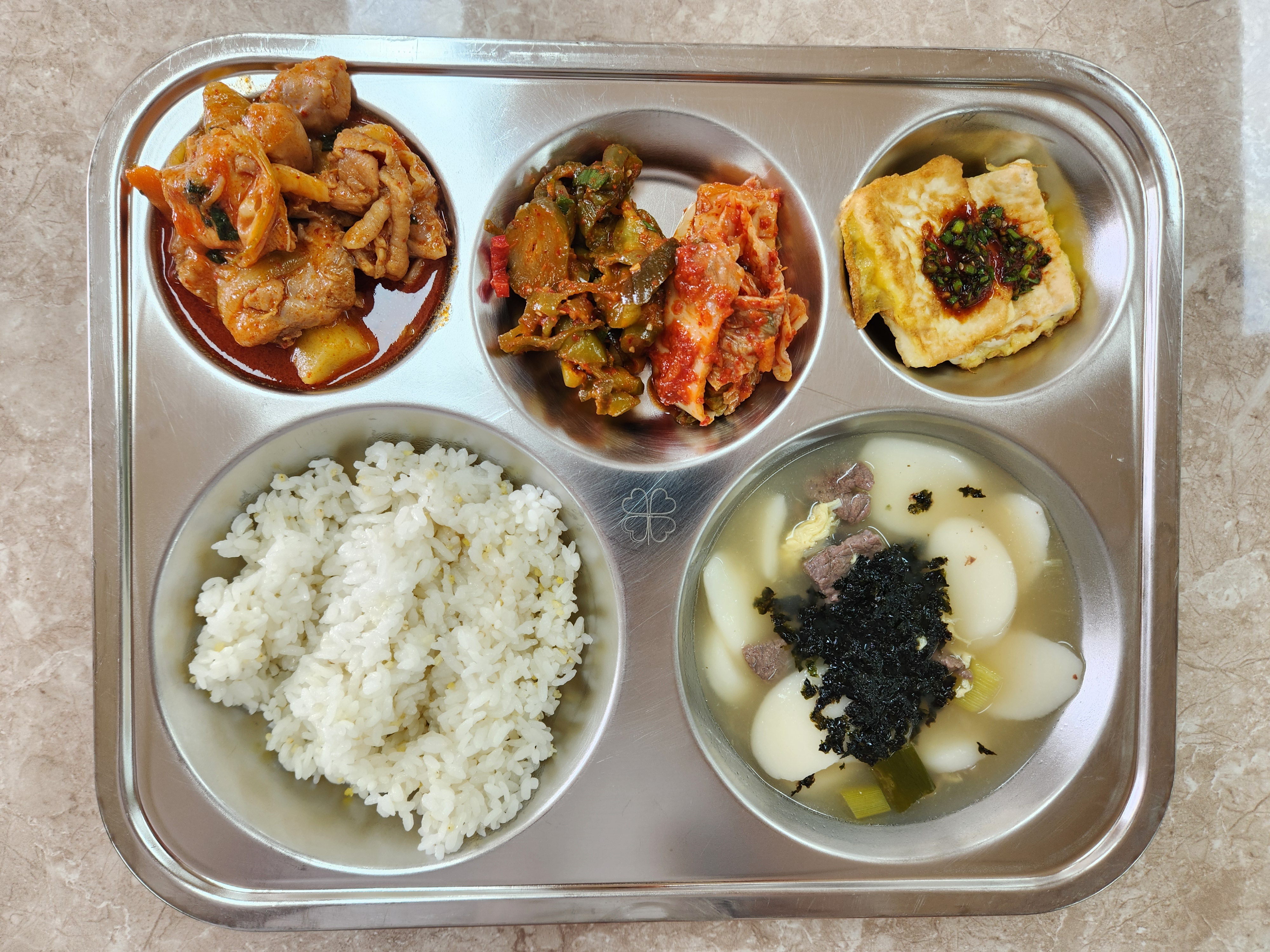 기장밥
떡국(1.5.6.16)
꼬들오이지무침(13)
닭갈비
(2.5.6.12.13.15.16.18)
두부구이*부추양념장
(1.5.6.13)
배추김치(9)